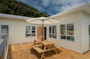 Sun Seeker Bach - Ferry Landing Holiday Home, Cooks Beach